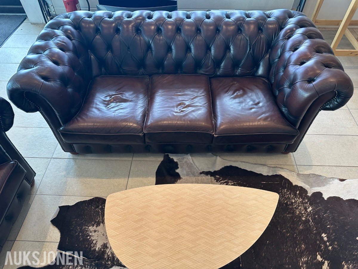 Chesterfield sittegruppe med bord og kuhudteppe