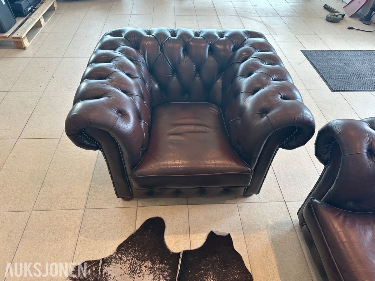 Chesterfield sittegruppe med bord og kuhudteppe