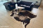 Chesterfield sittegruppe med bord og kuhudteppe