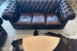 Chesterfield sittegruppe med bord og kuhudteppe