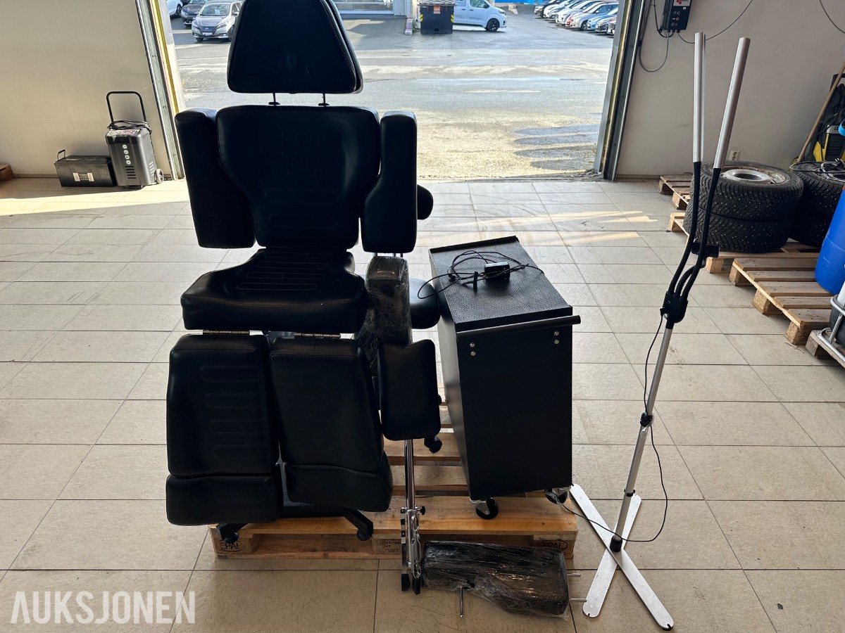 Tatoveringsstol med utstyrsskap og tilbehør