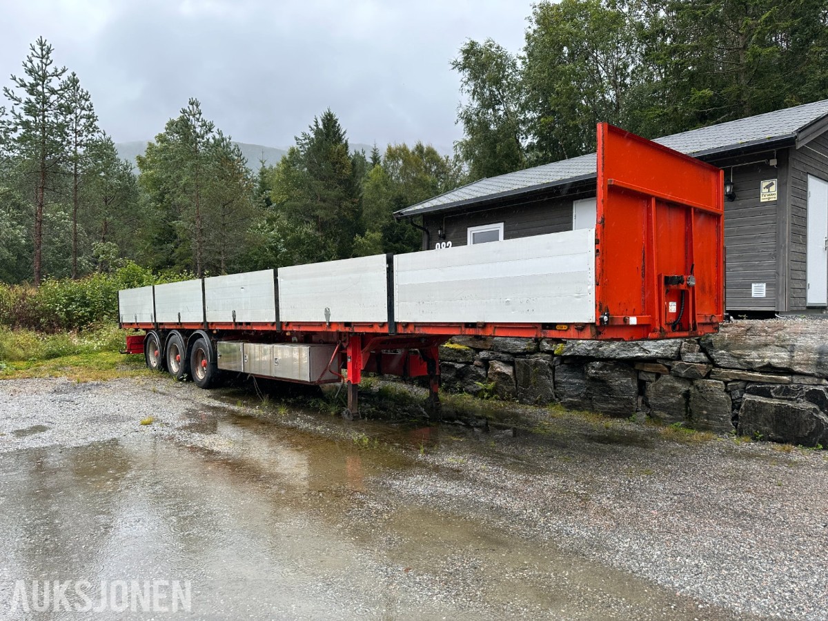 Istrail 3-akslet semitrailer, åpent plan, containerfester