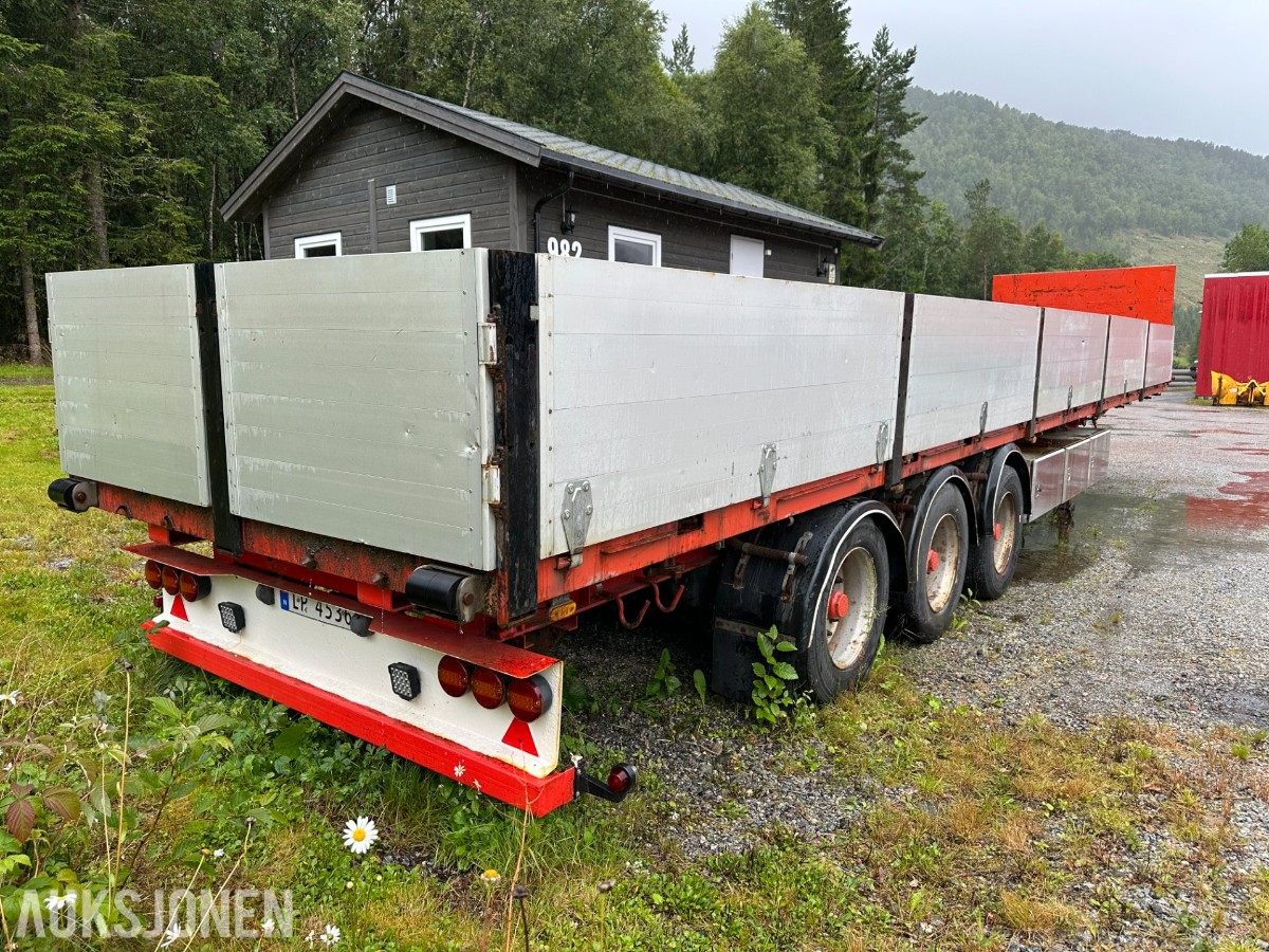 Istrail 3-akslet semitrailer, åpent plan, containerfester