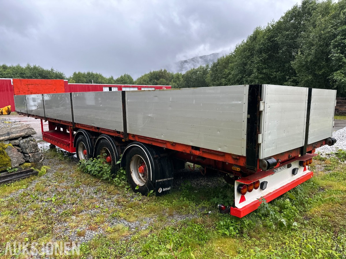 Istrail 3-akslet semitrailer, åpent plan, containerfester