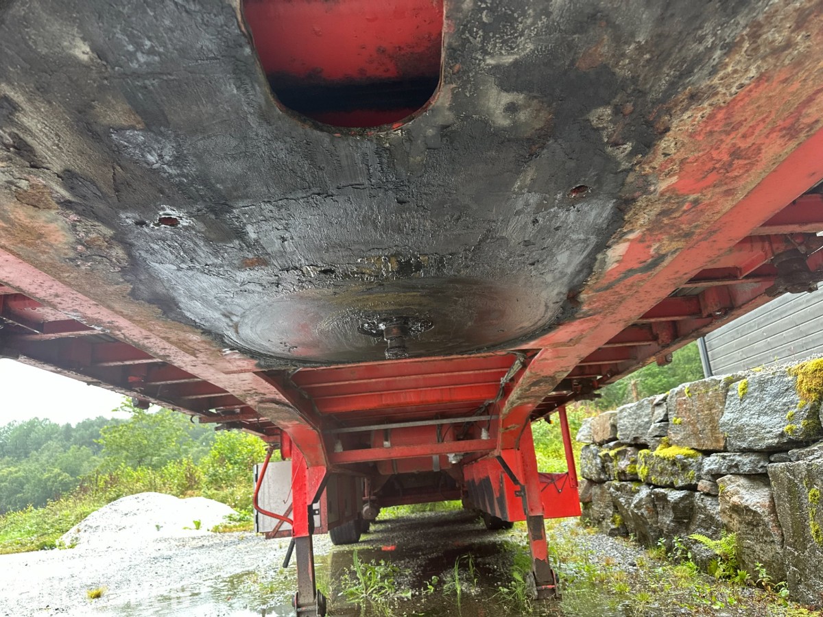 Istrail 3-akslet semitrailer, åpent plan, containerfester