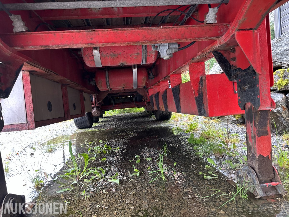 Istrail 3-akslet semitrailer, åpent plan, containerfester