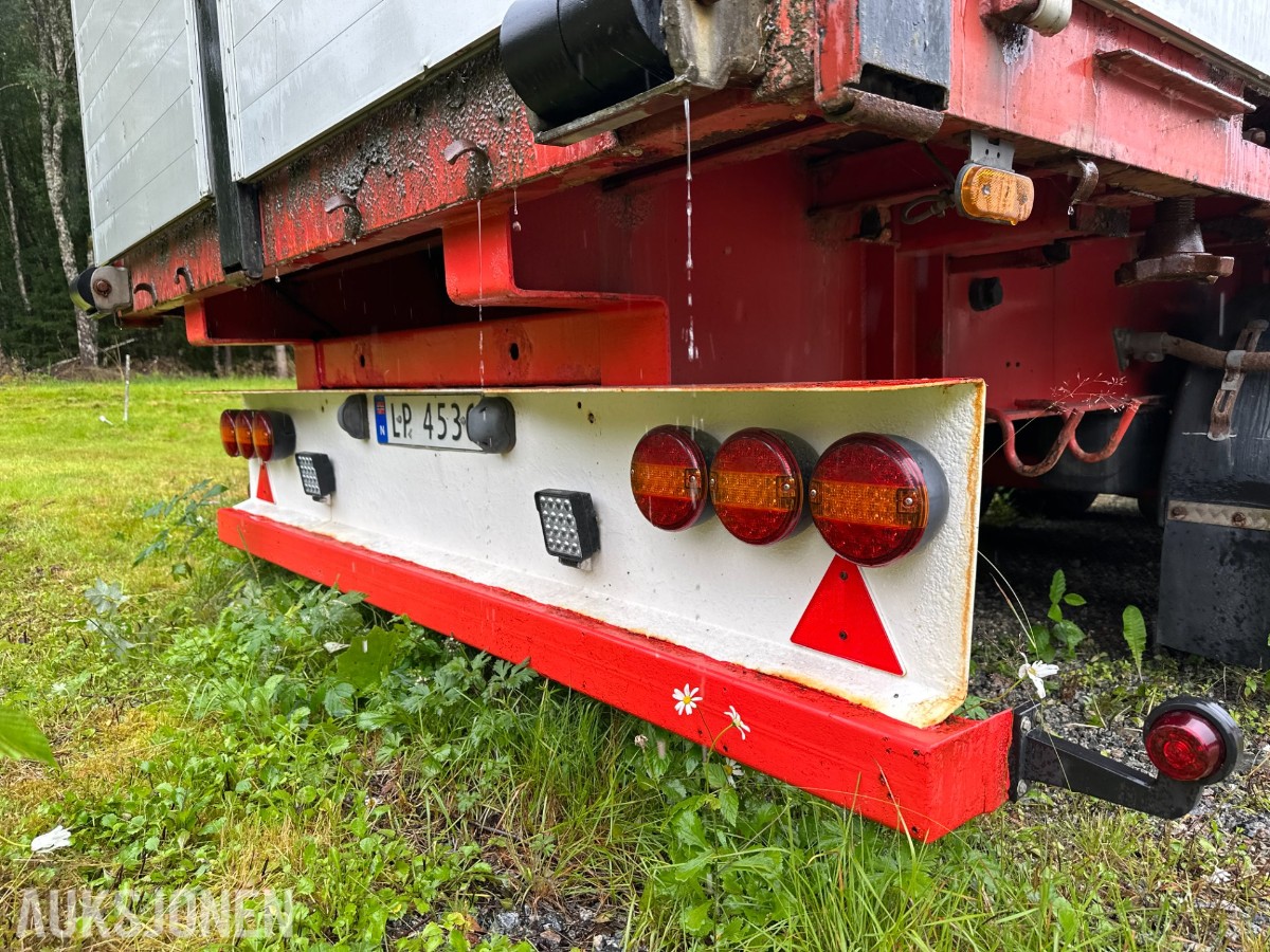 Istrail 3-akslet semitrailer, åpent plan, containerfester