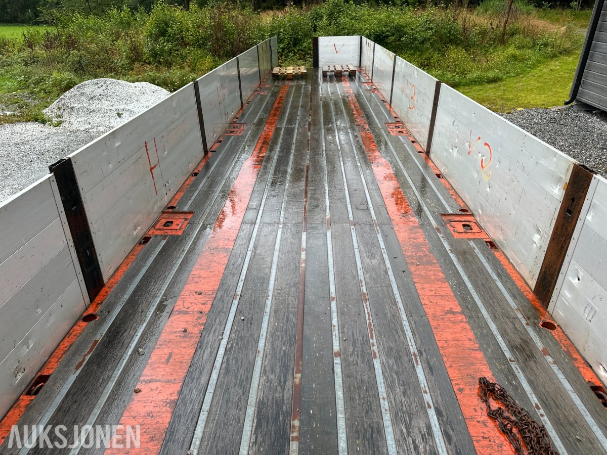 Istrail 3-akslet semitrailer, åpent plan, containerfester