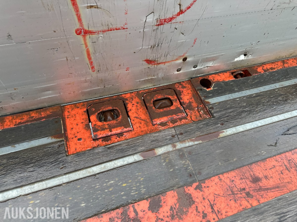 Istrail 3-akslet semitrailer, åpent plan, containerfester