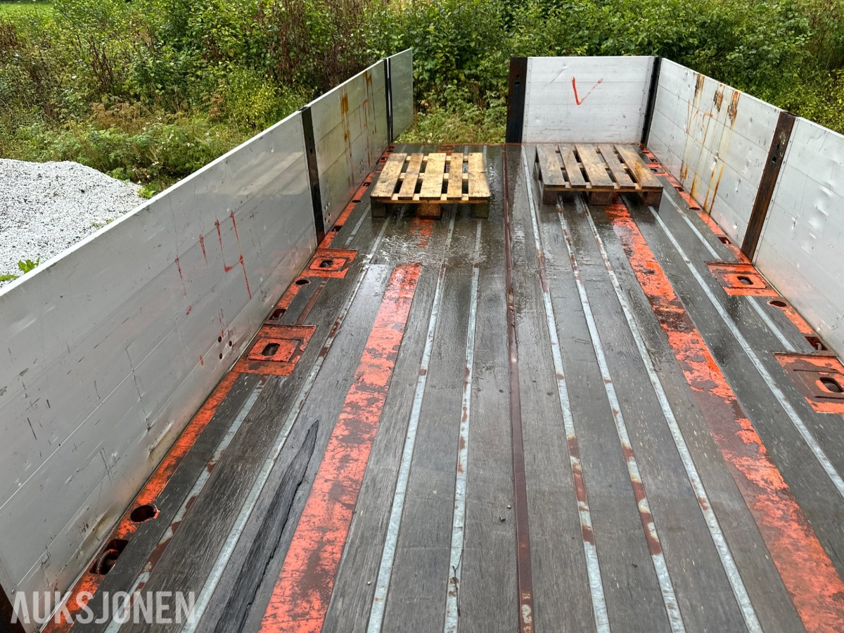 Istrail 3-akslet semitrailer, åpent plan, containerfester