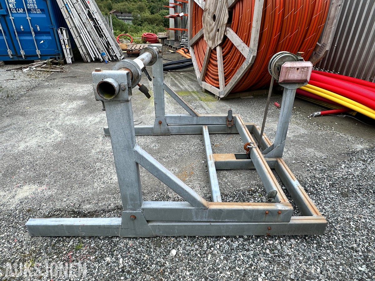 Kabeltrommelstativ med aksling og manuell vinsj – ca. 1,25 m
