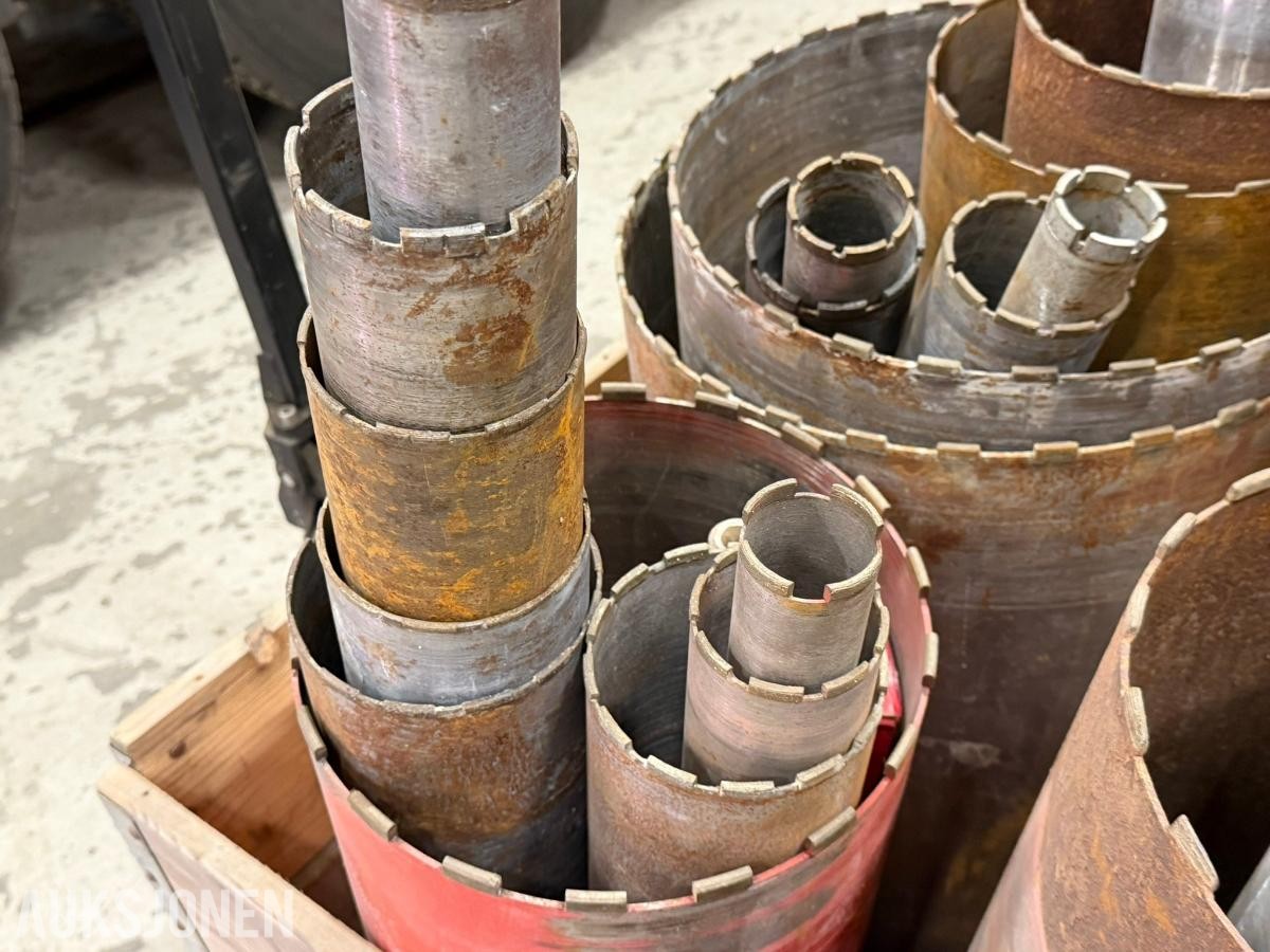 Hilti DD-250E kjernebormaskin med stativ og flere kjerneborkroner