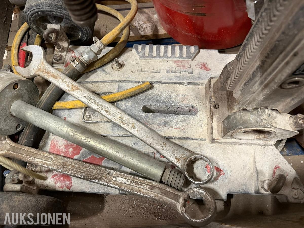 Hilti DD-250E kjernebormaskin med stativ og flere kjerneborkroner