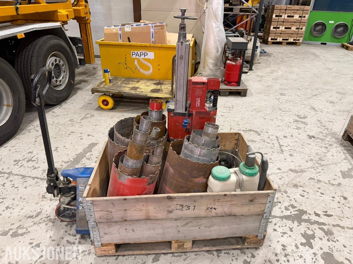 Hilti DD-250E kjernebormaskin med stativ og flere kjerneborkroner