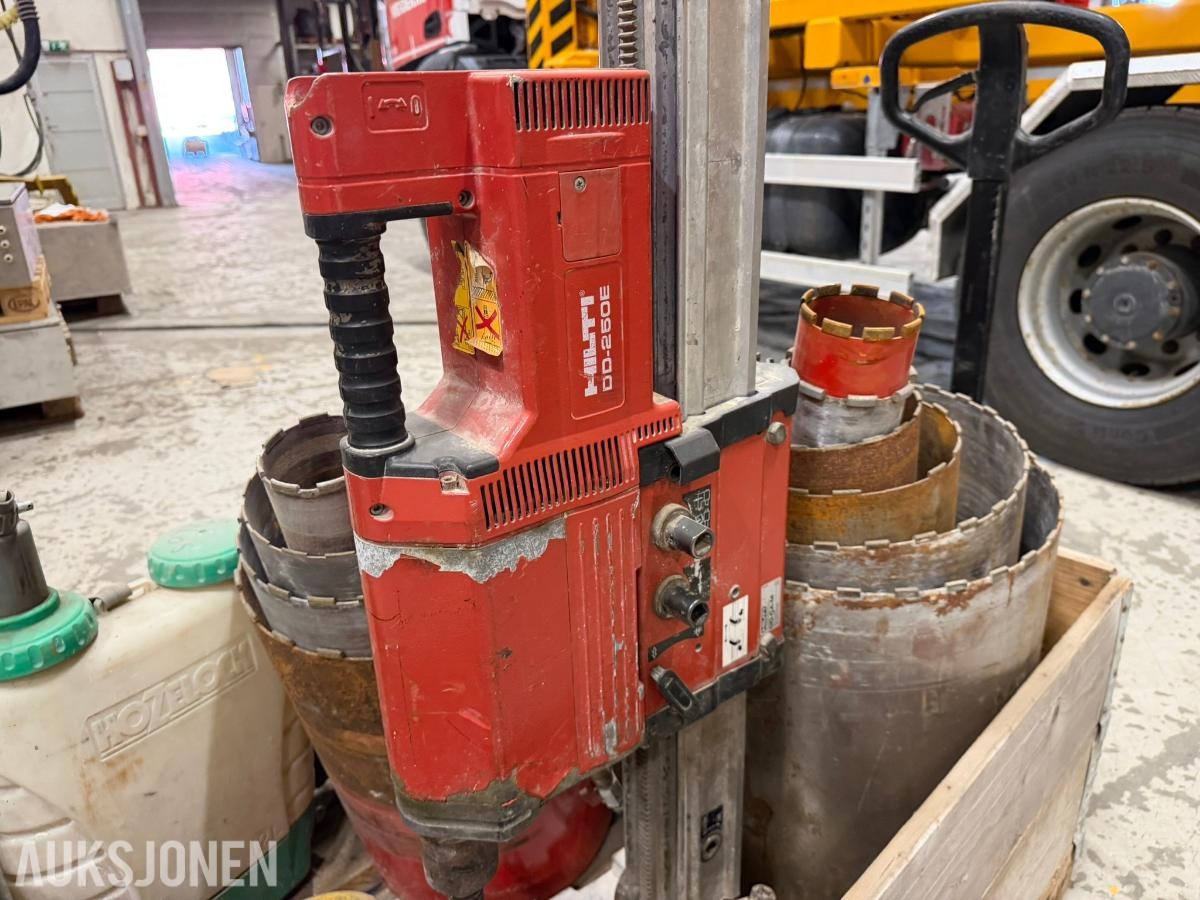 Hilti DD-250E kjernebormaskin med stativ og flere kjerneborkroner