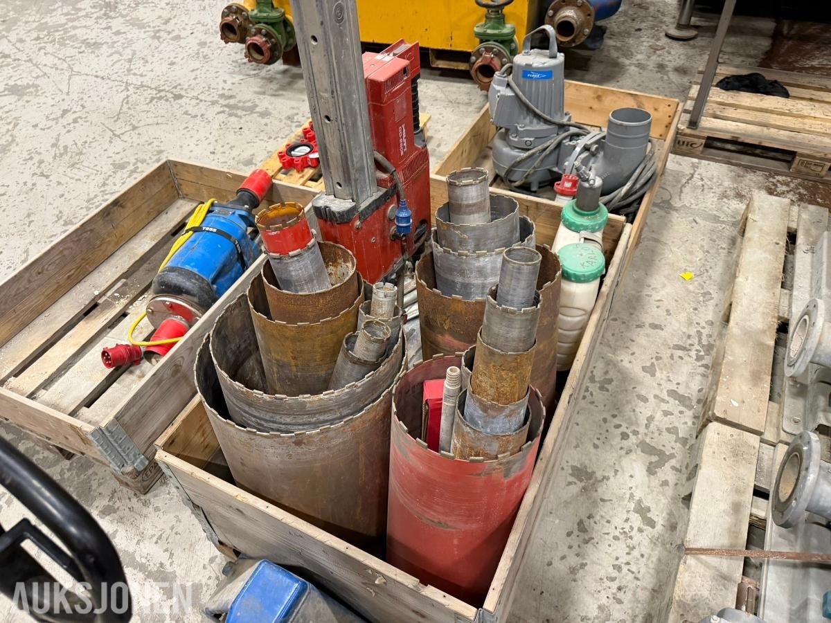 Hilti DD-250E kjernebormaskin med stativ og flere kjerneborkroner