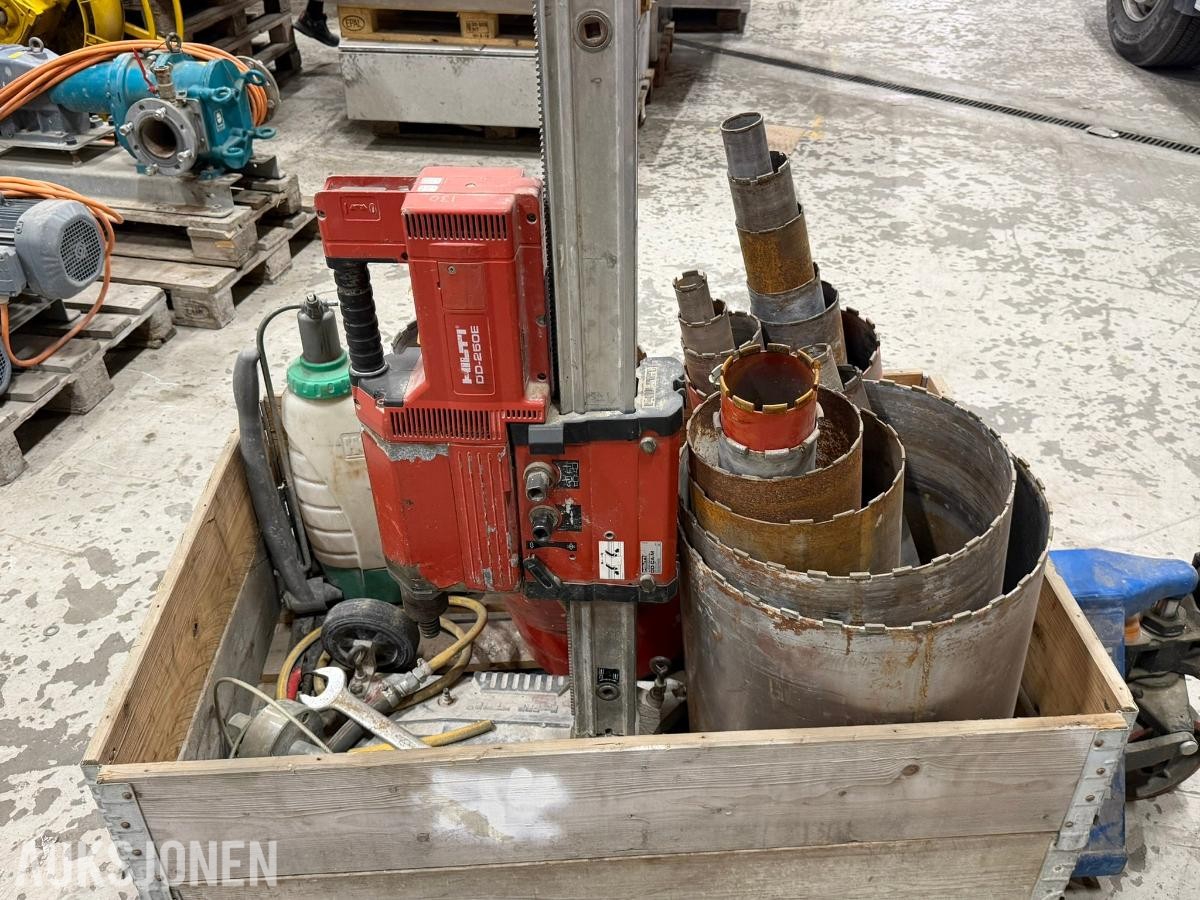 Hilti DD-250E kjernebormaskin med stativ og flere kjerneborkroner