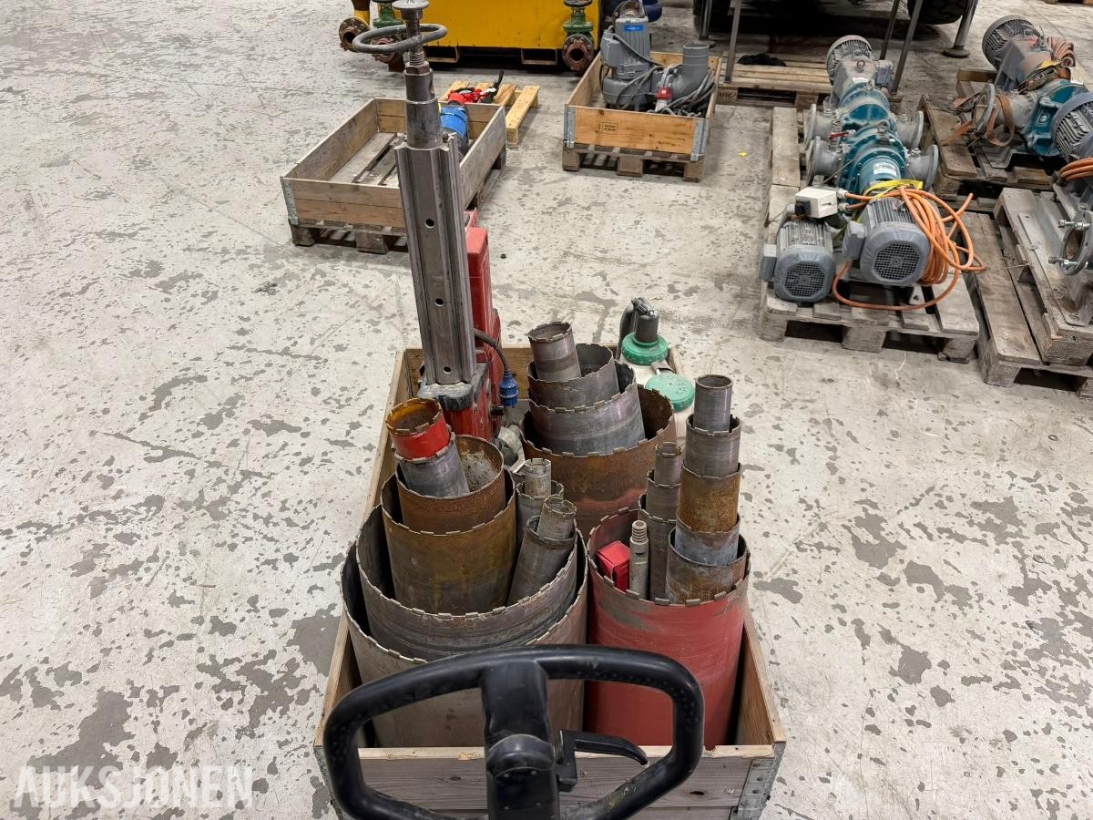 Hilti DD-250E kjernebormaskin med stativ og flere kjerneborkroner