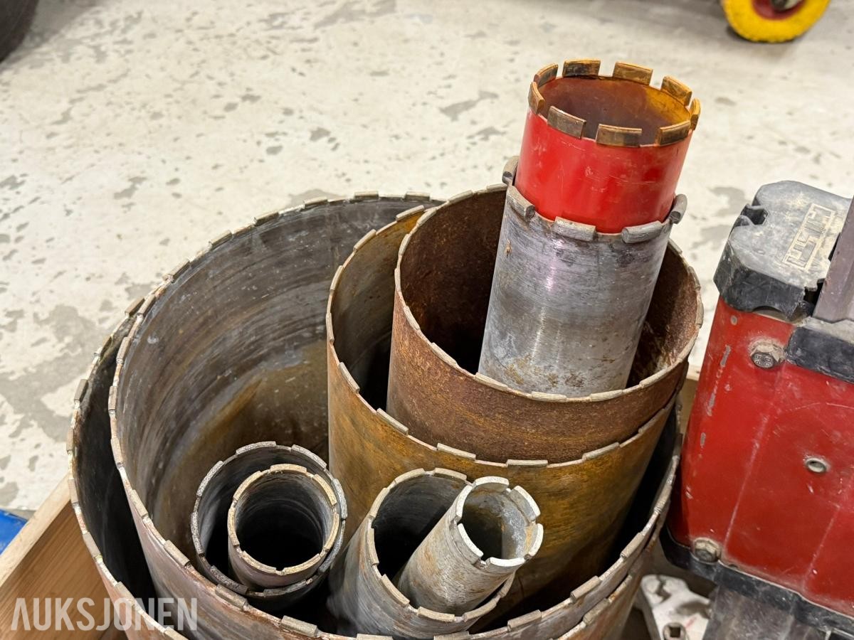 Hilti DD-250E kjernebormaskin med stativ og flere kjerneborkroner