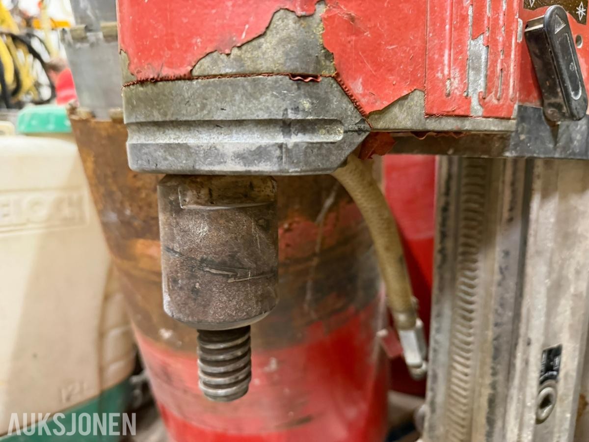 Hilti DD-250E kjernebormaskin med stativ og flere kjerneborkroner