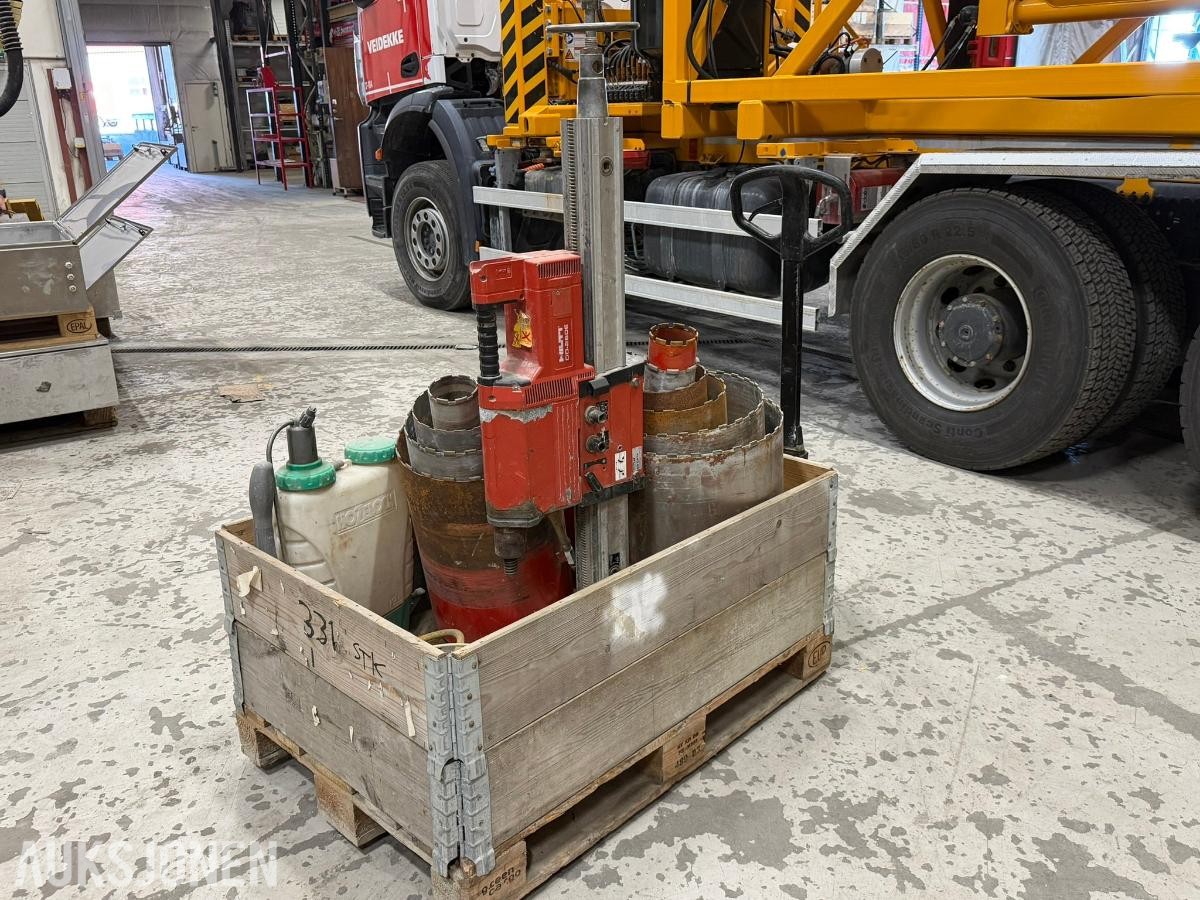 Hilti DD-250E kjernebormaskin med stativ og flere kjerneborkroner