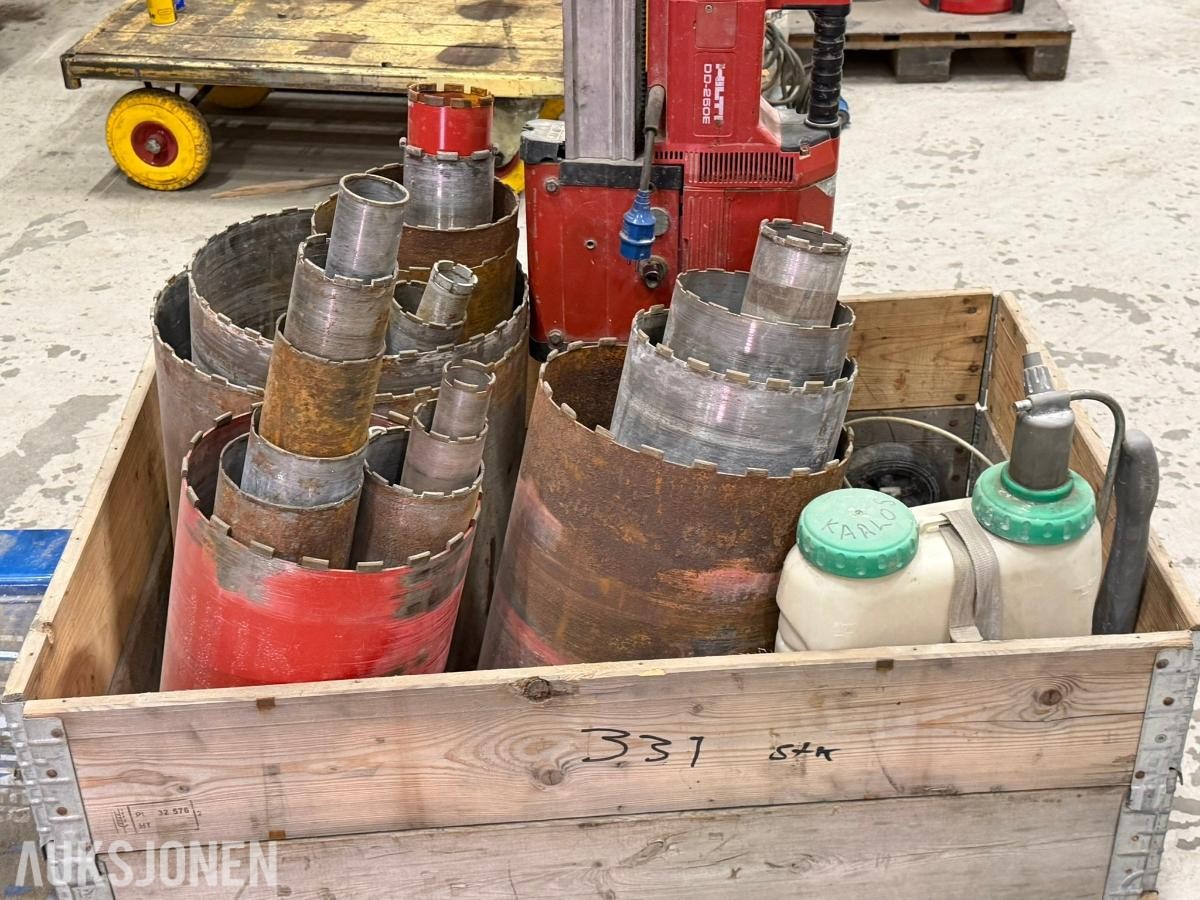 Hilti DD-250E kjernebormaskin med stativ og flere kjerneborkroner