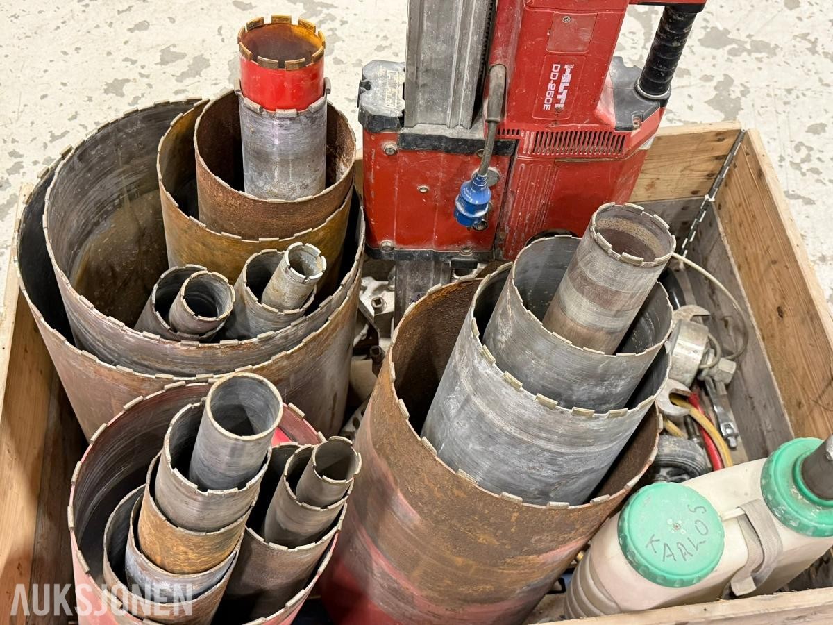 Hilti DD-250E kjernebormaskin med stativ og flere kjerneborkroner