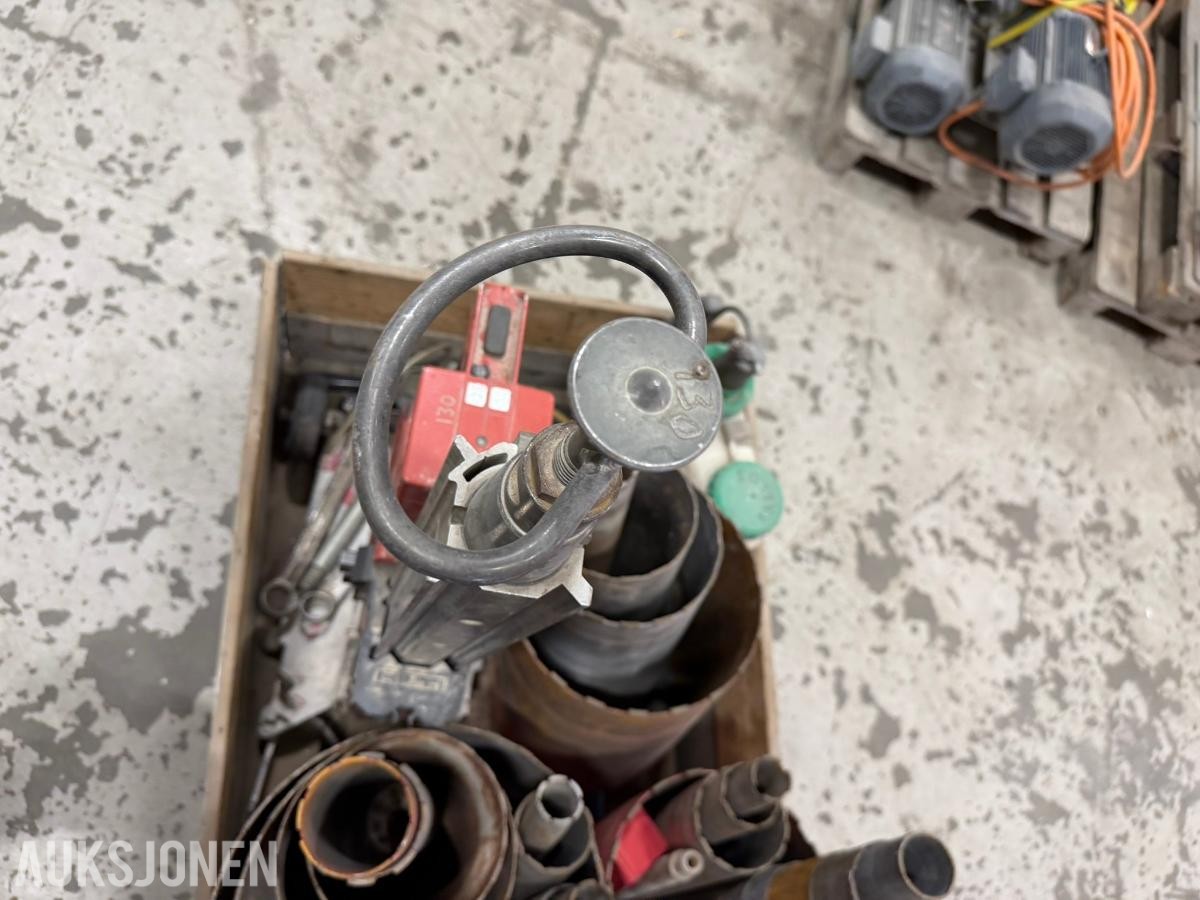 Hilti DD-250E kjernebormaskin med stativ og flere kjerneborkroner