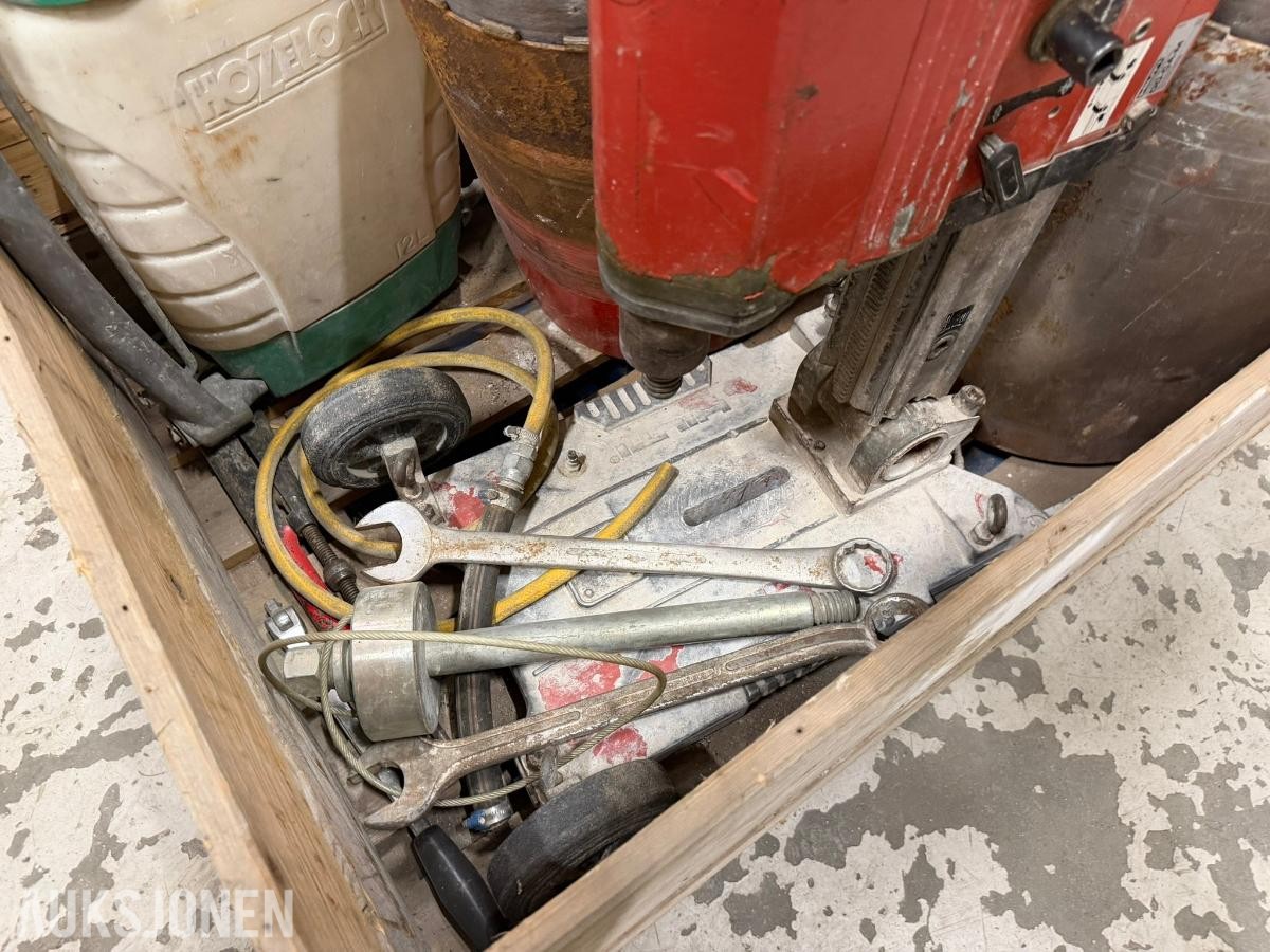 Hilti DD-250E kjernebormaskin med stativ og flere kjerneborkroner