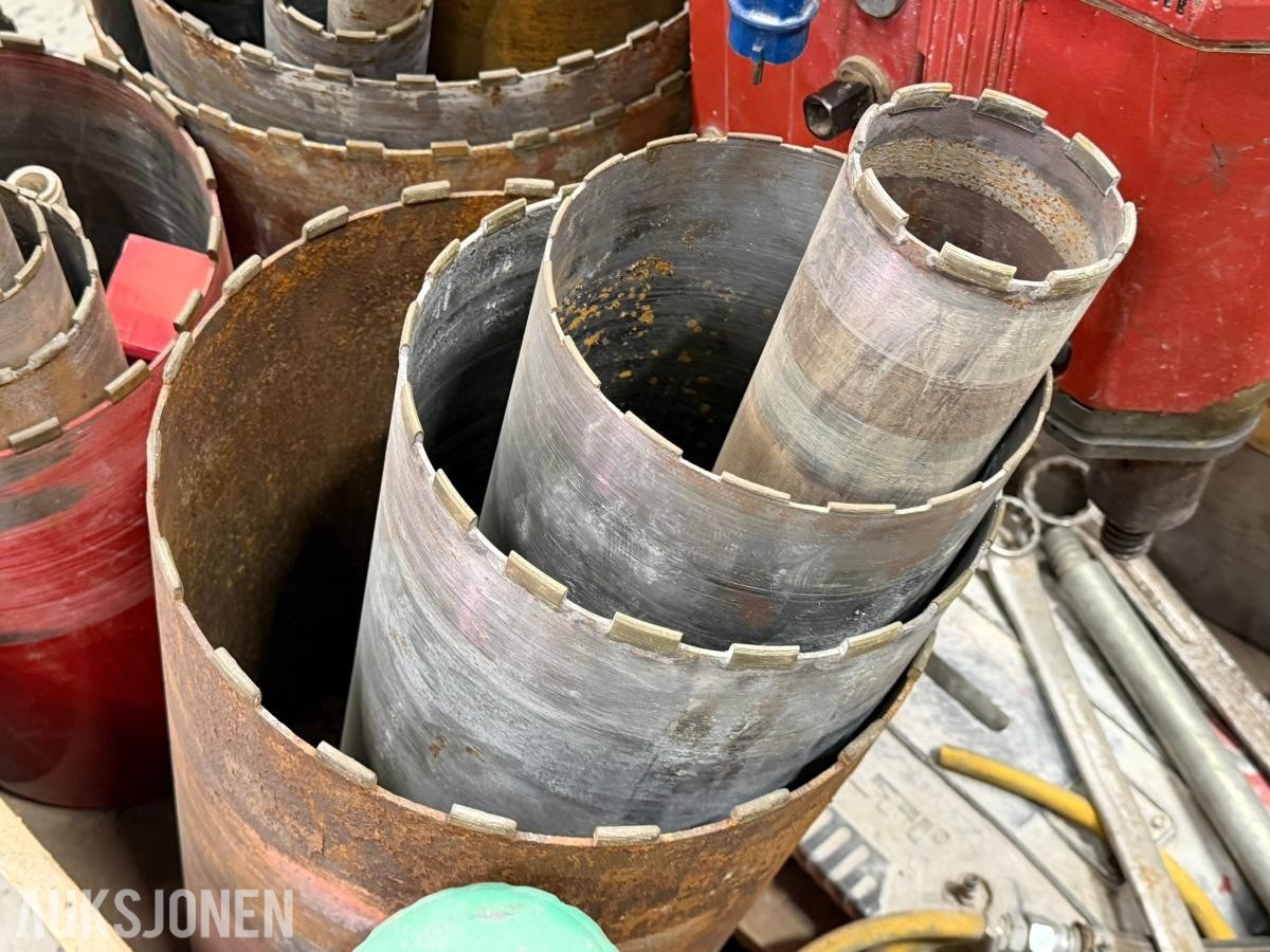 Hilti DD-250E kjernebormaskin med stativ og flere kjerneborkroner