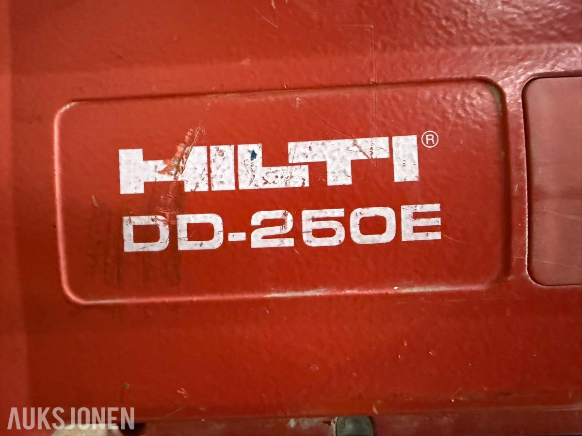 Hilti DD-250E kjernebormaskin med stativ og flere kjerneborkroner