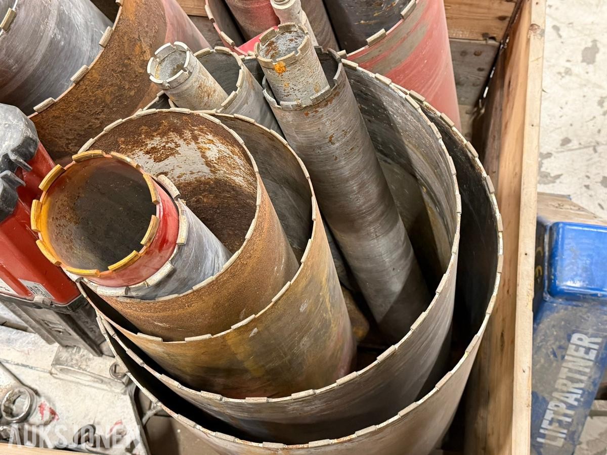 Hilti DD-250E kjernebormaskin med stativ og flere kjerneborkroner