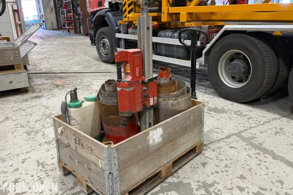 Hilti DD-250E kjernebormaskin med stativ og flere kjerneborkroner