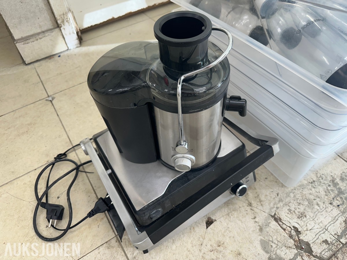 Parti med toaster, beholdere og SodaStream-flasker