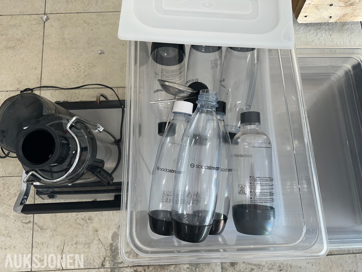 Parti med toaster, beholdere og SodaStream-flasker