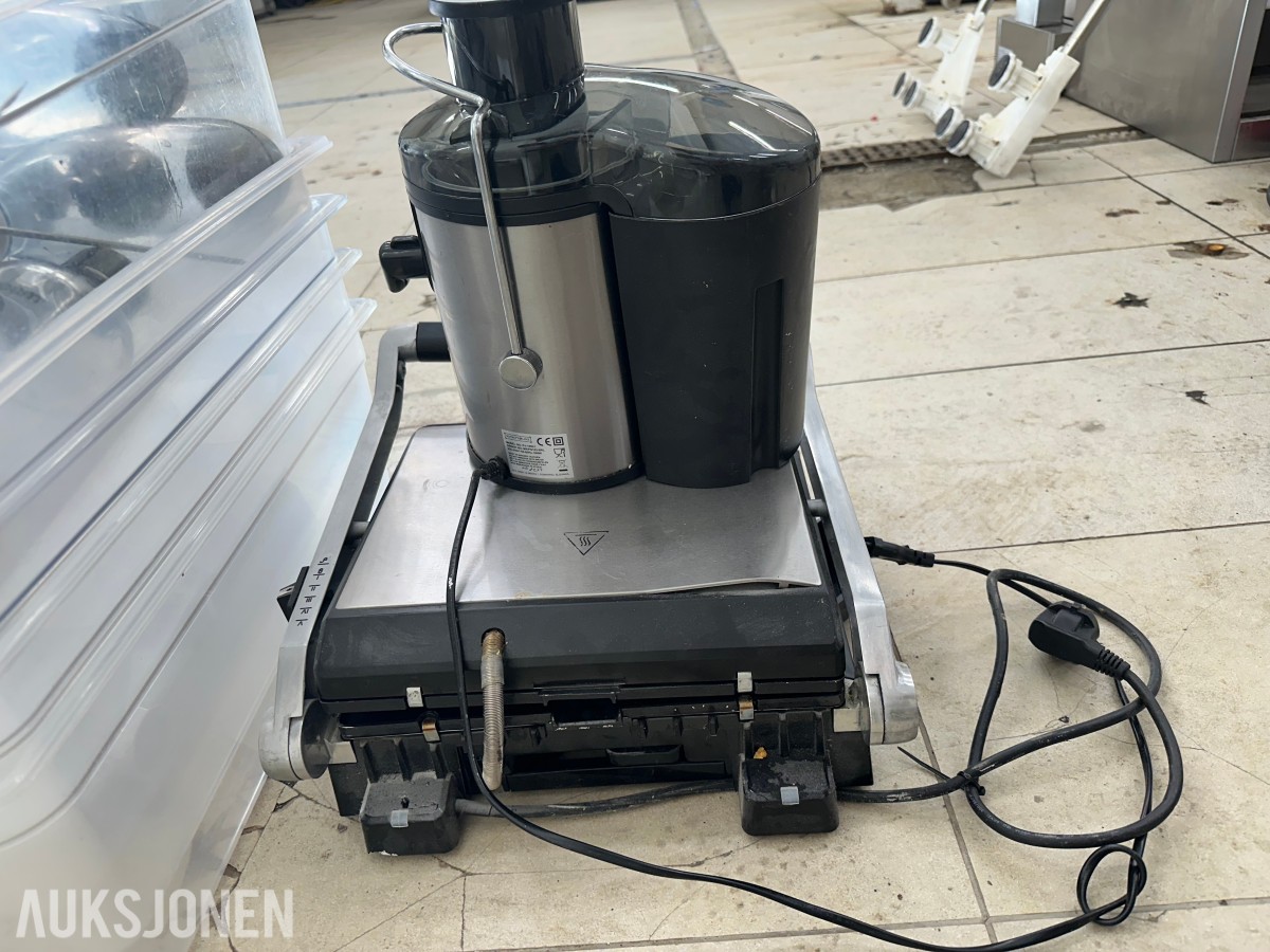 Parti med toaster, beholdere og SodaStream-flasker