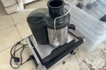 Parti med toaster, beholdere og SodaStream-flasker