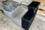 Parti med toaster, beholdere og SodaStream-flasker