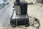 Parti med toaster, beholdere og SodaStream-flasker