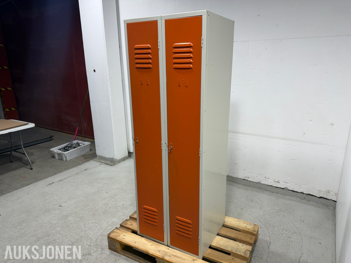 Garderobeskap i metall med 2 dører