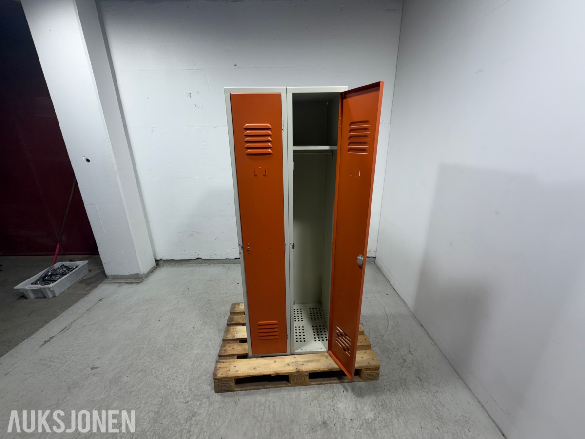 Garderobeskap i metall med 2 dører