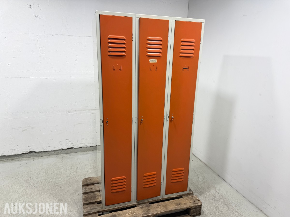 Garderobeskap i metall med 3 dører