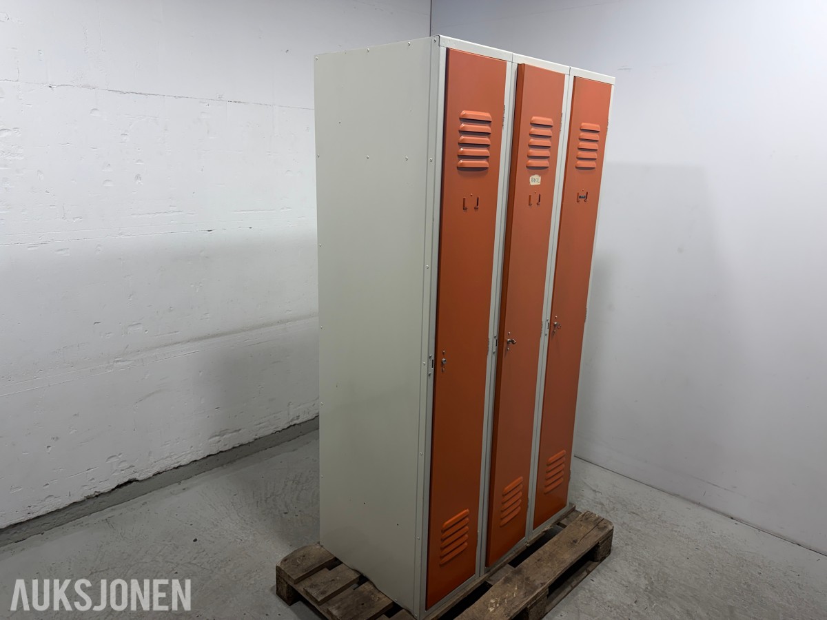 Garderobeskap i metall med 3 dører