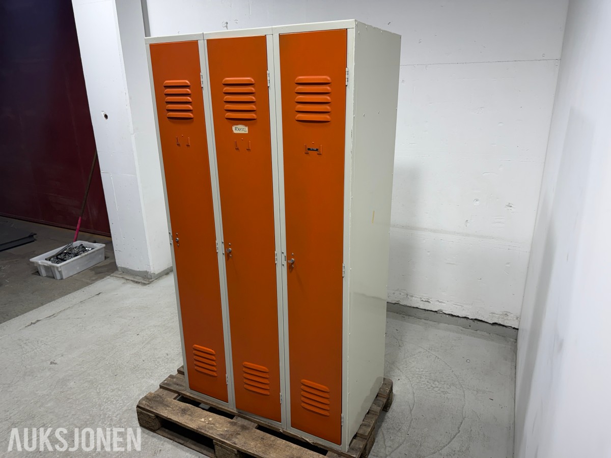 Garderobeskap i metall med 3 dører