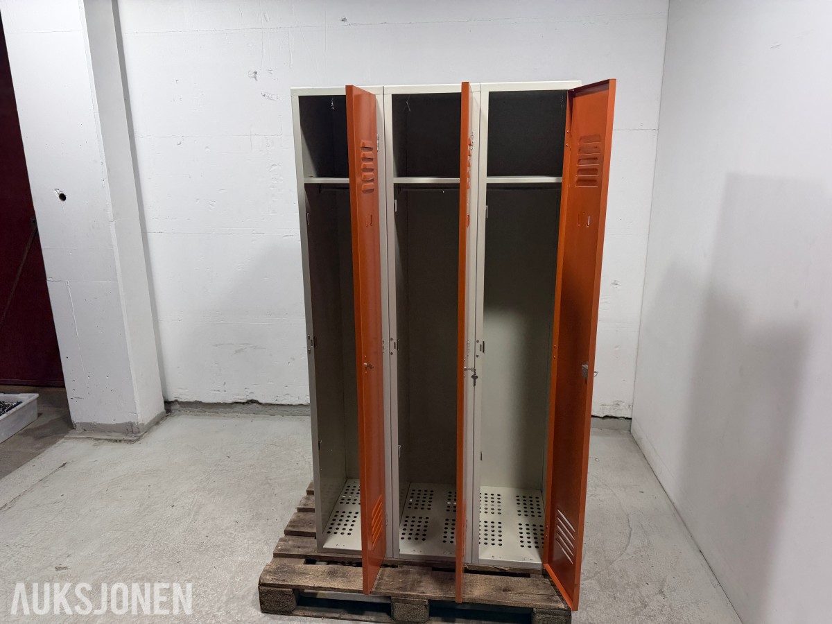 Garderobeskap i metall med 3 dører
