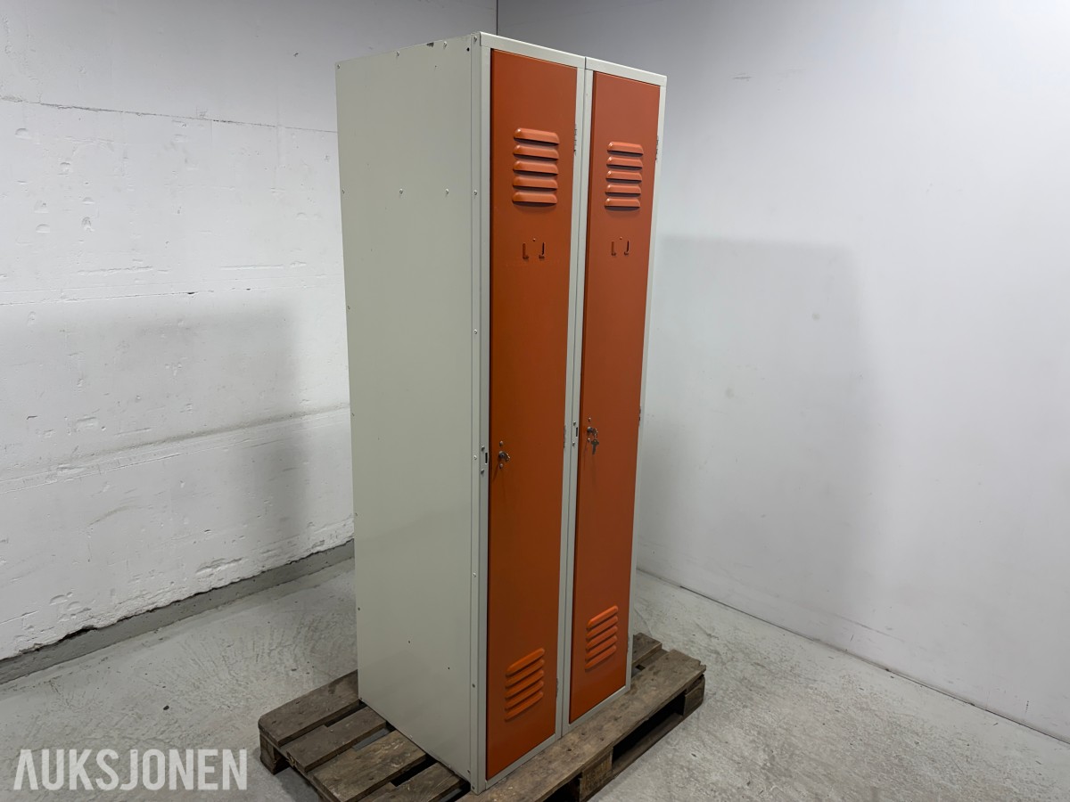 Garderobeskap i metall med 2 dører