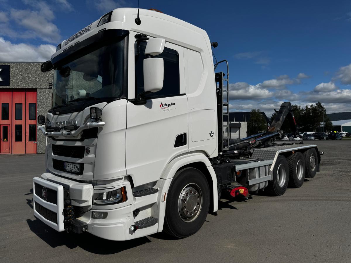 2020 Scania R580 8x4 Euro 6 brøyterigget krokbil med underliggende skjær