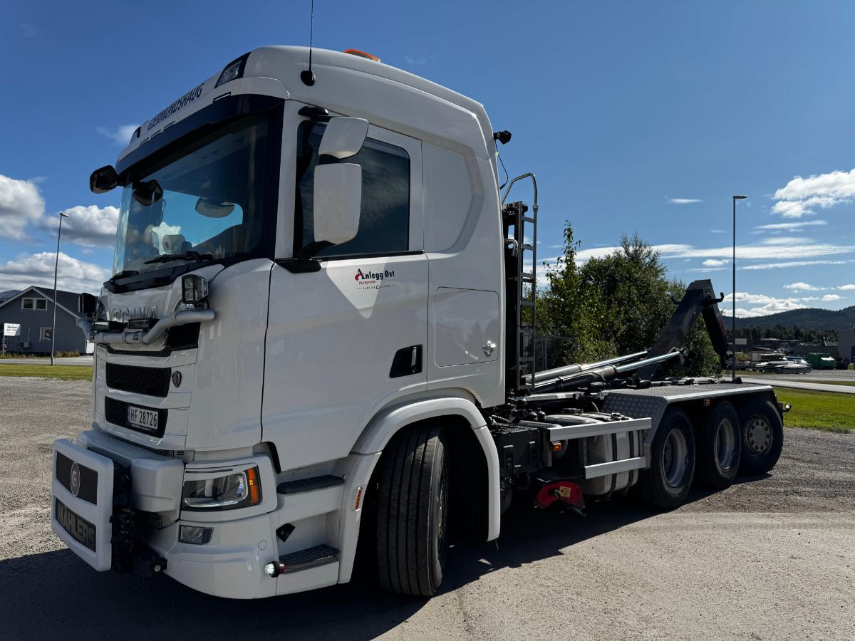 2020 Scania R580 8x4 Euro 6 brøyterigget krokbil med underliggende skjær