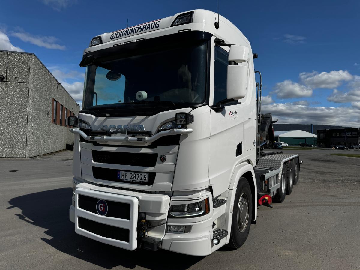 2020 Scania R580 8x4 Euro 6 brøyterigget krokbil med underliggende skjær