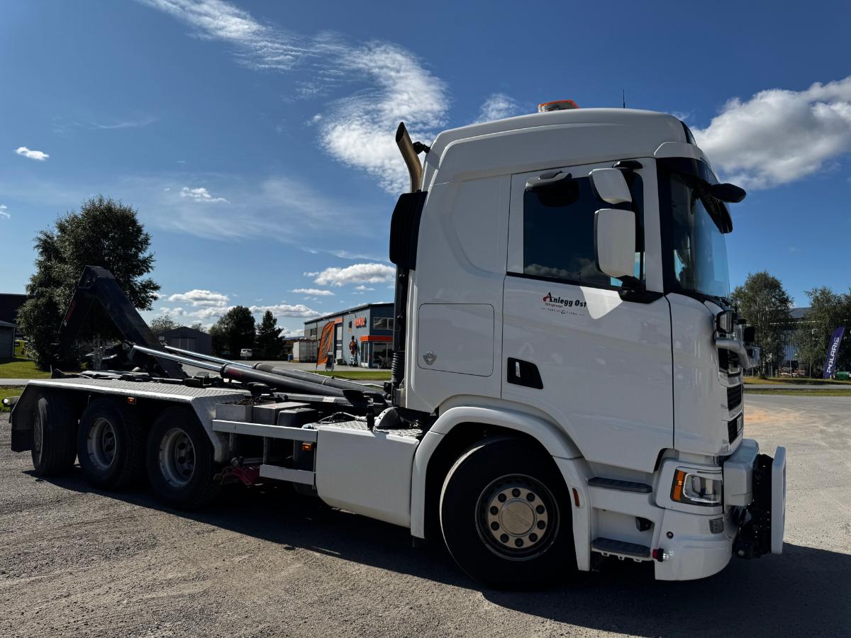 2020 Scania R580 8x4 Euro 6 brøyterigget krokbil med underliggende skjær
